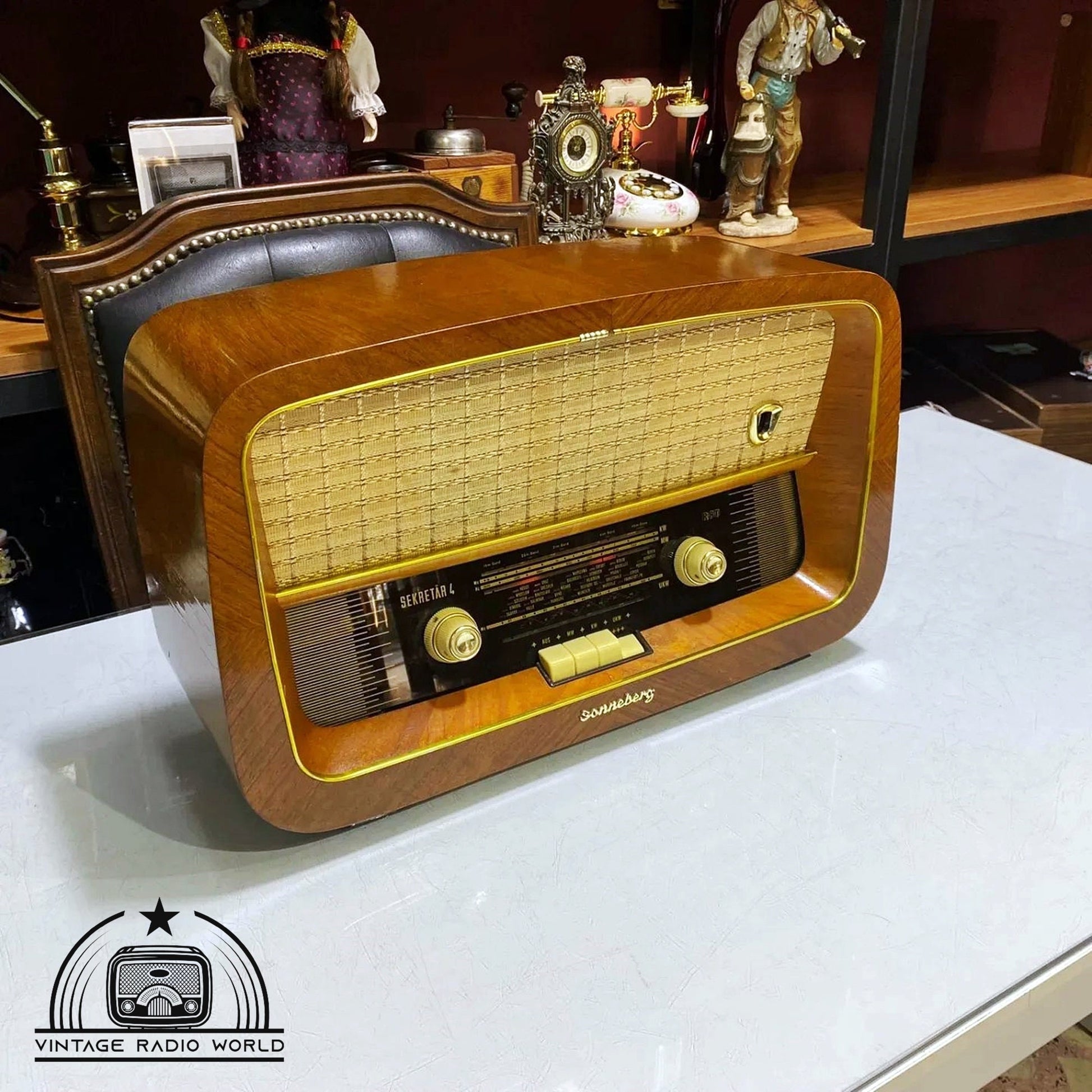 Soneberg 697 Radio - Vintage Audio Elegance with Lamp Feature - For Sale