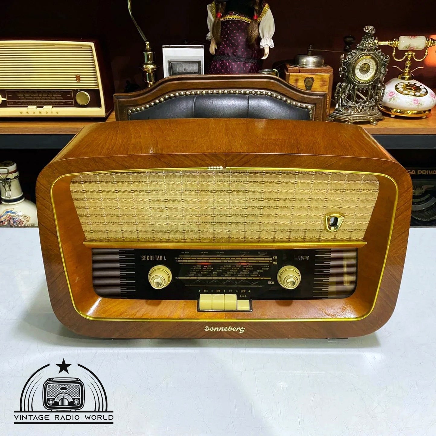 Soneberg 697 Radio - Vintage Audio Elegance with Lamp Feature - For Sale