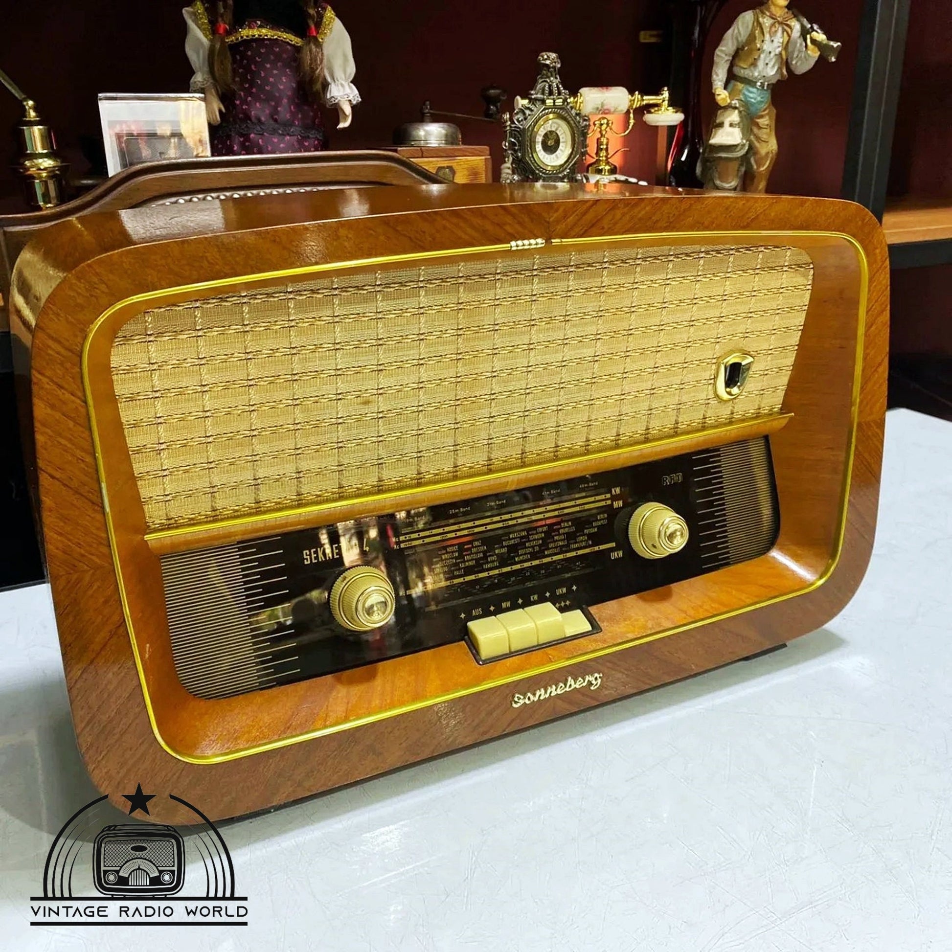 Soneberg 697 Radio - Vintage Audio Elegance with Lamp Feature - For Sale