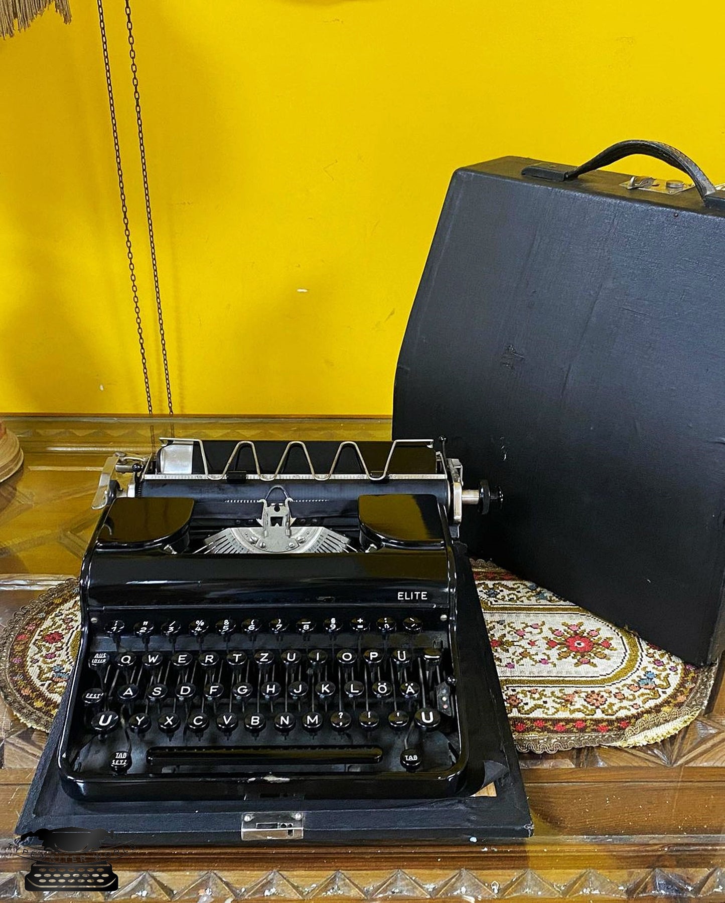Olympia ELITE Typewriter - Vintage Black Elegance, Fully Functional