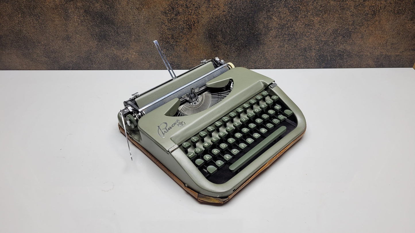 Vintage Prences Typewriter - Relive the Timeless Art of Typewriting