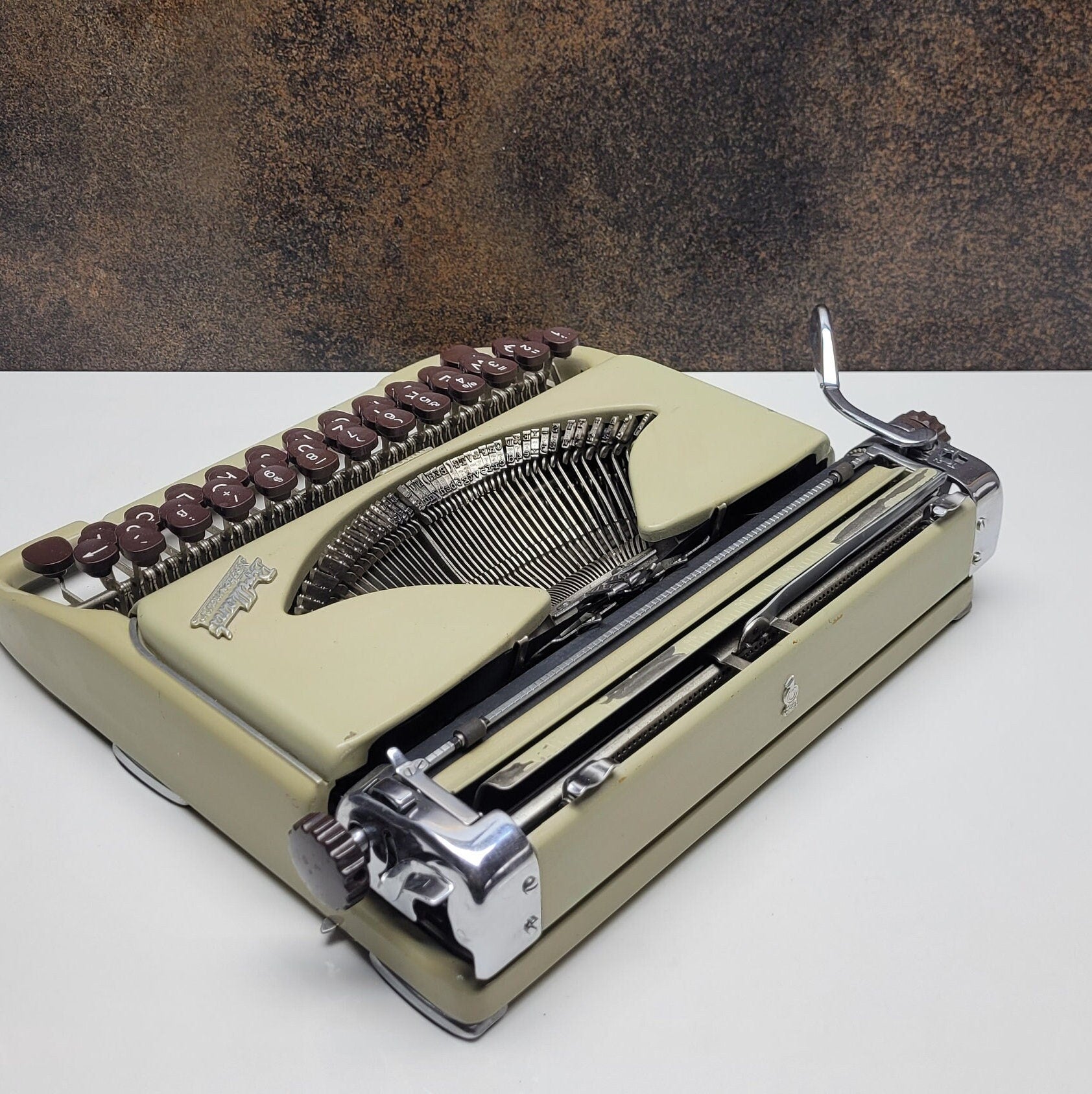 Vintage Groma Typewriter - A Timeless Classic - Slim Case,typewriter working