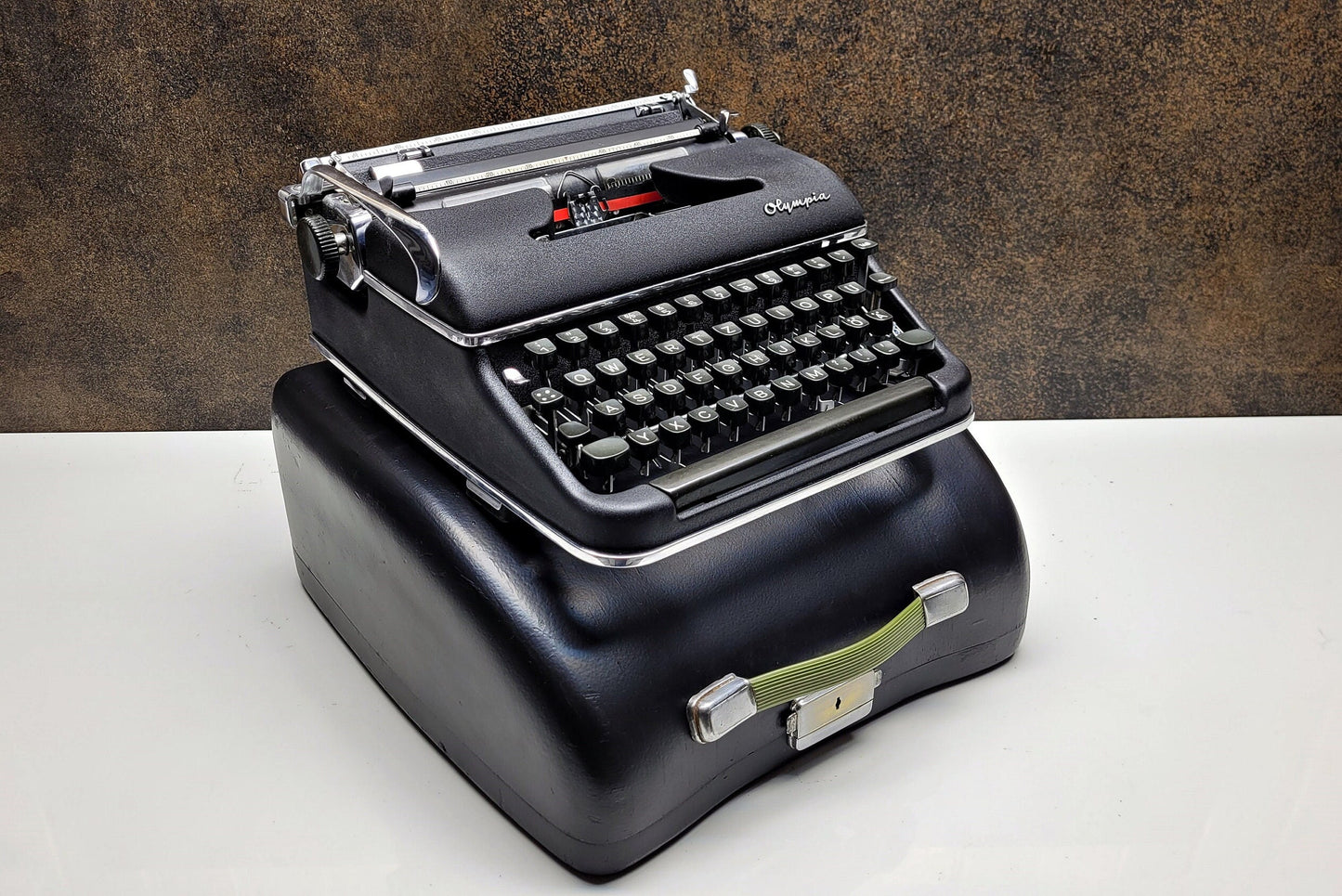 Qwerty Olympia SM3 Black Typewriter + Black Bag - Premium Gift / Typewriter World / Qwerty Typewriter, Black Typewriter