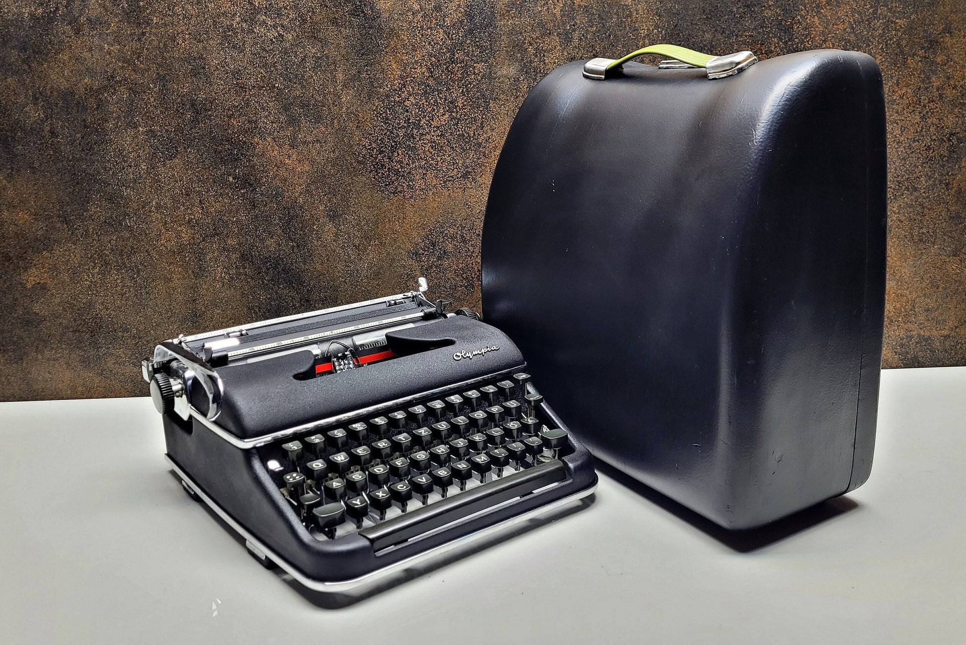 Qwerty Olympia SM3 Black Typewriter + Black Bag - Premium Gift / Typewriter World / Qwerty Typewriter, Black Typewriter