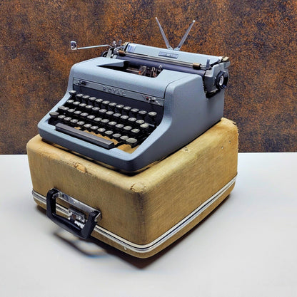 The Retro Royal Typewriter - A Timeless Masterpiece: Unique QWERTY Design, Fully Operational Typewriter