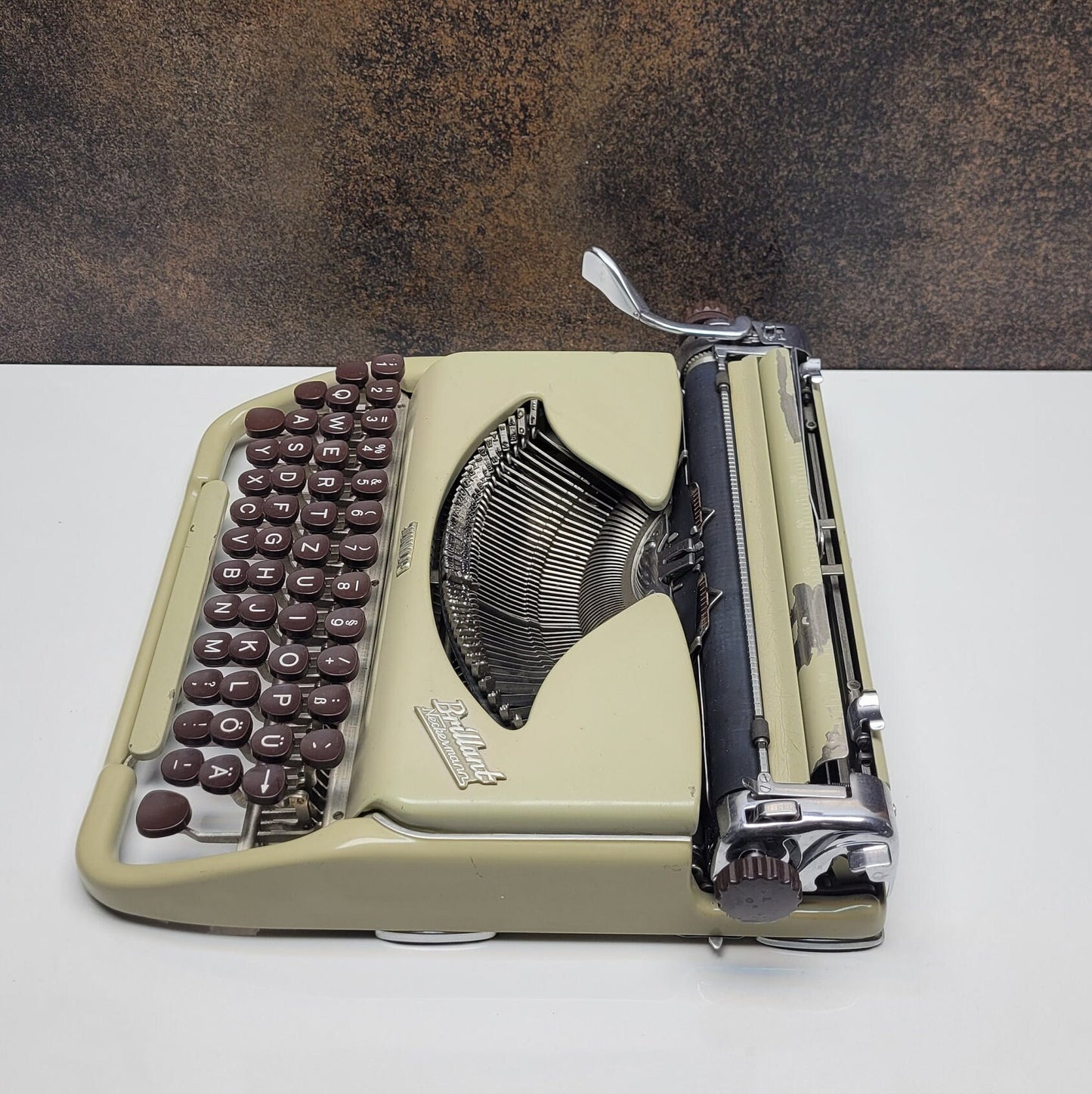 Vintage Groma Typewriter - A Timeless Classic - Slim Case,typewriter working