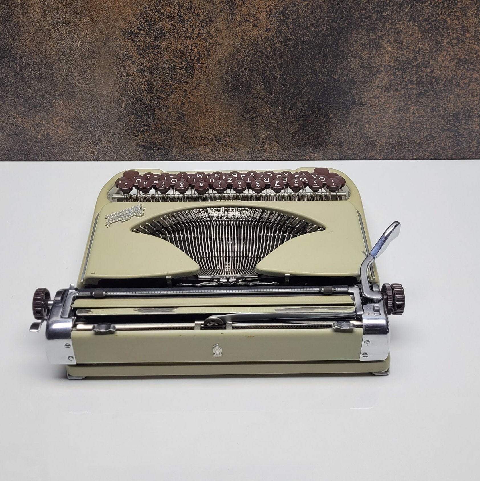 Vintage Groma Typewriter - A Timeless Classic - Slim Case,typewriter working