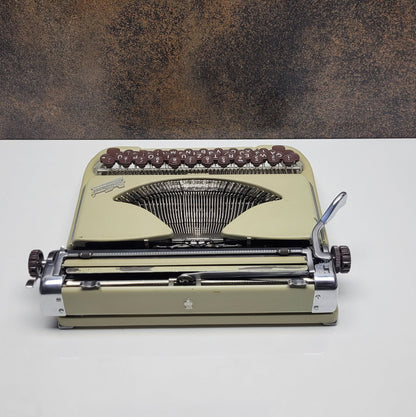 Vintage Groma Typewriter - A Timeless Classic - Slim Case,typewriter working