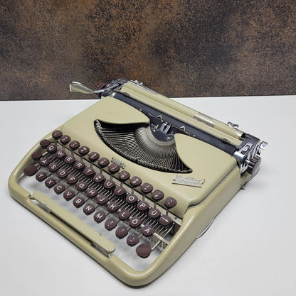 Vintage Groma Typewriter - A Timeless Classic - Slim Case,typewriter working