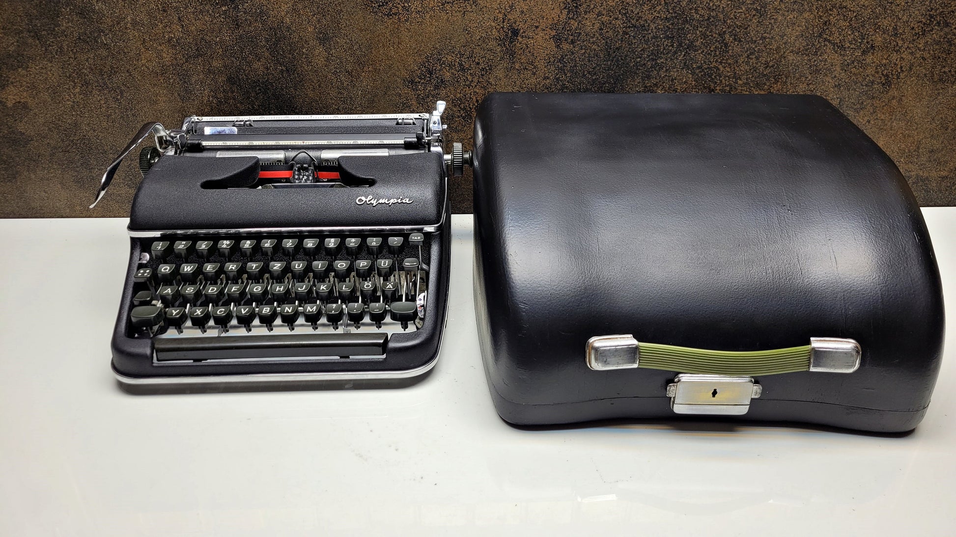 Qwerty Olympia SM3 Black Typewriter + Black Bag - Premium Gift / Typewriter World / Qwerty Typewriter, Black Typewriter