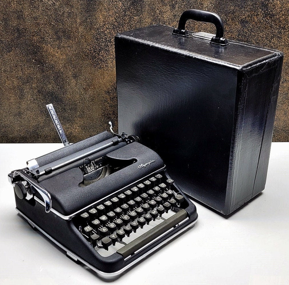 Special Olympia SM3 Black Typewriter, Restored & Hand-Painted QWERTY Typewriter / QWERTZ typewriter,typewriter working