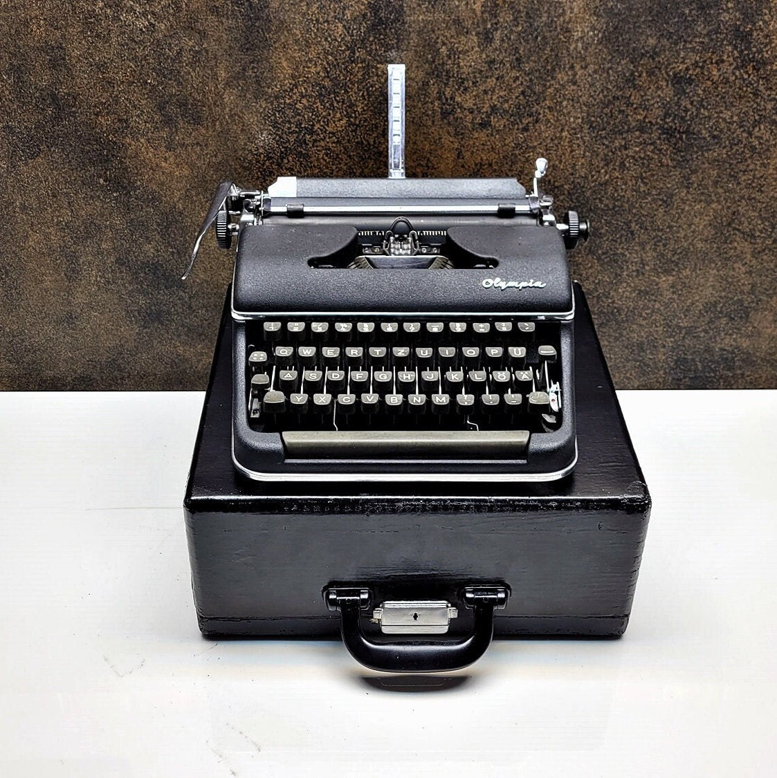 Special Olympia SM3 Black Typewriter, Restored & Hand-Painted QWERTY Typewriter / QWERTZ typewriter,typewriter working