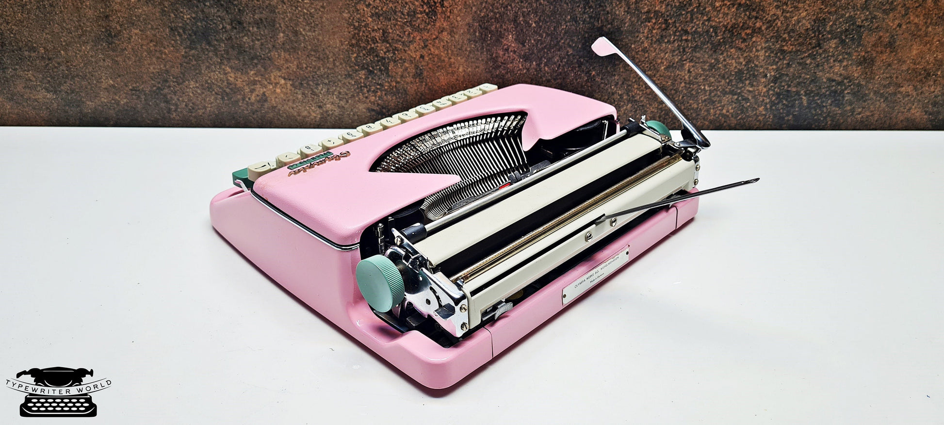 Vintage Olympia Splendid 33/66 iCE PİNK Typewriter - Retro Mechanical Collectible for Office Decor - Industrial Steampunk - Steampunk decor