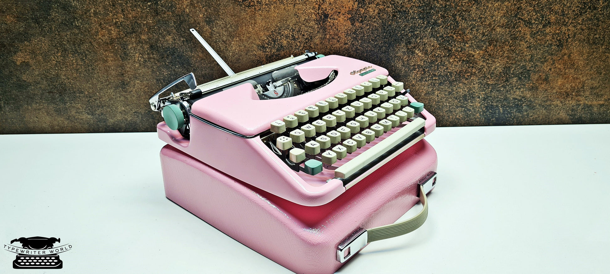 Vintage Olympia Splendid 33/66 iCE PİNK Typewriter - Retro Mechanical Collectible for Office Decor - Industrial Steampunk - Steampunk decor