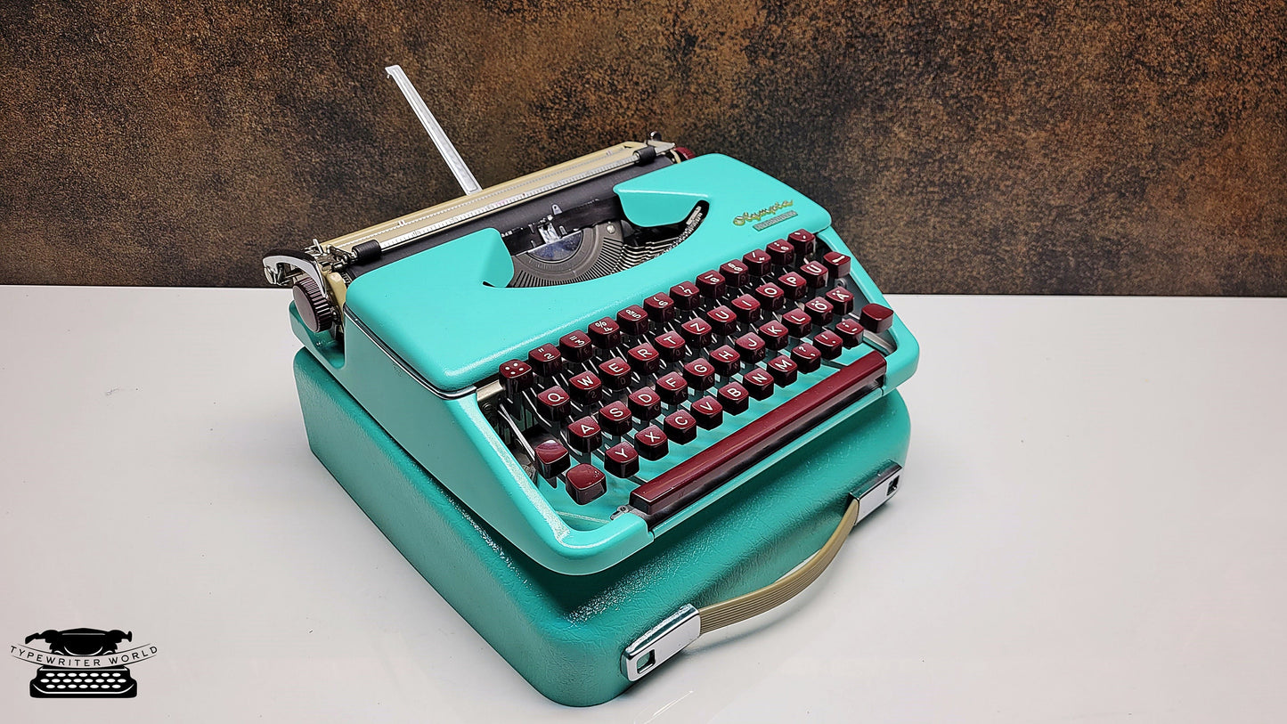 Olympia Splendid 33/66 Typewriter with Mechanical | Classic Writing Tool - Great Gift Idea for Typewriter Lovers and Writers