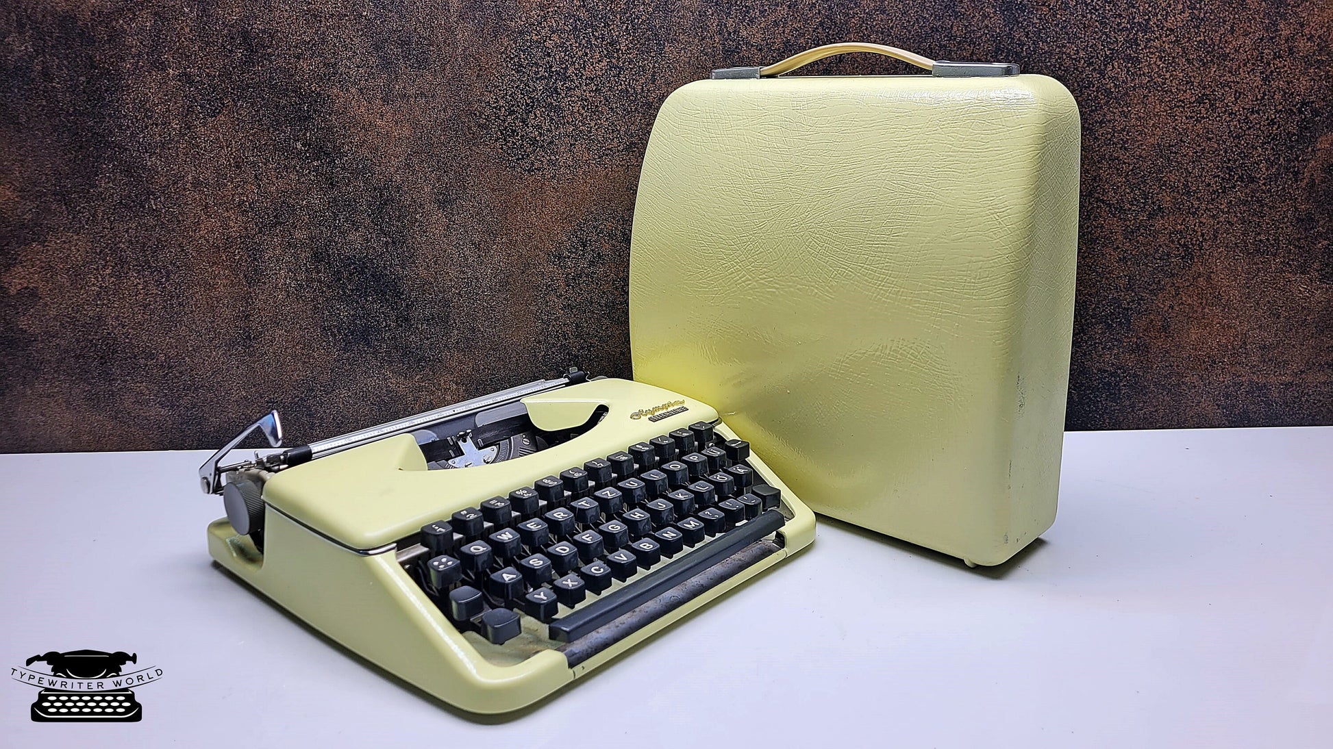 Olympia Splendid 33/66 Vintage Beige Manual Typewriter with Black Keyboard - A Writing Tool for Journalists and Archivists