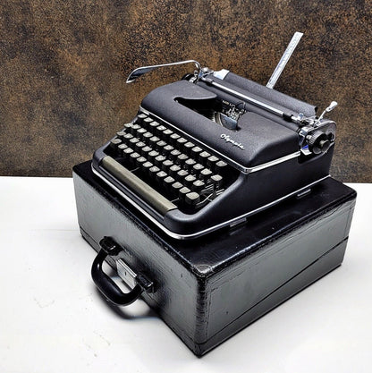 Special Olympia SM3 Black Typewriter, Restored & Hand-Painted QWERTY Typewriter / QWERTZ typewriter,typewriter working