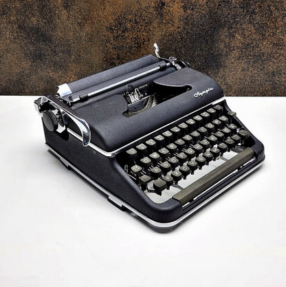 Special Olympia SM3 Black Typewriter, Restored & Hand-Painted QWERTY Typewriter / QWERTZ typewriter,typewriter working