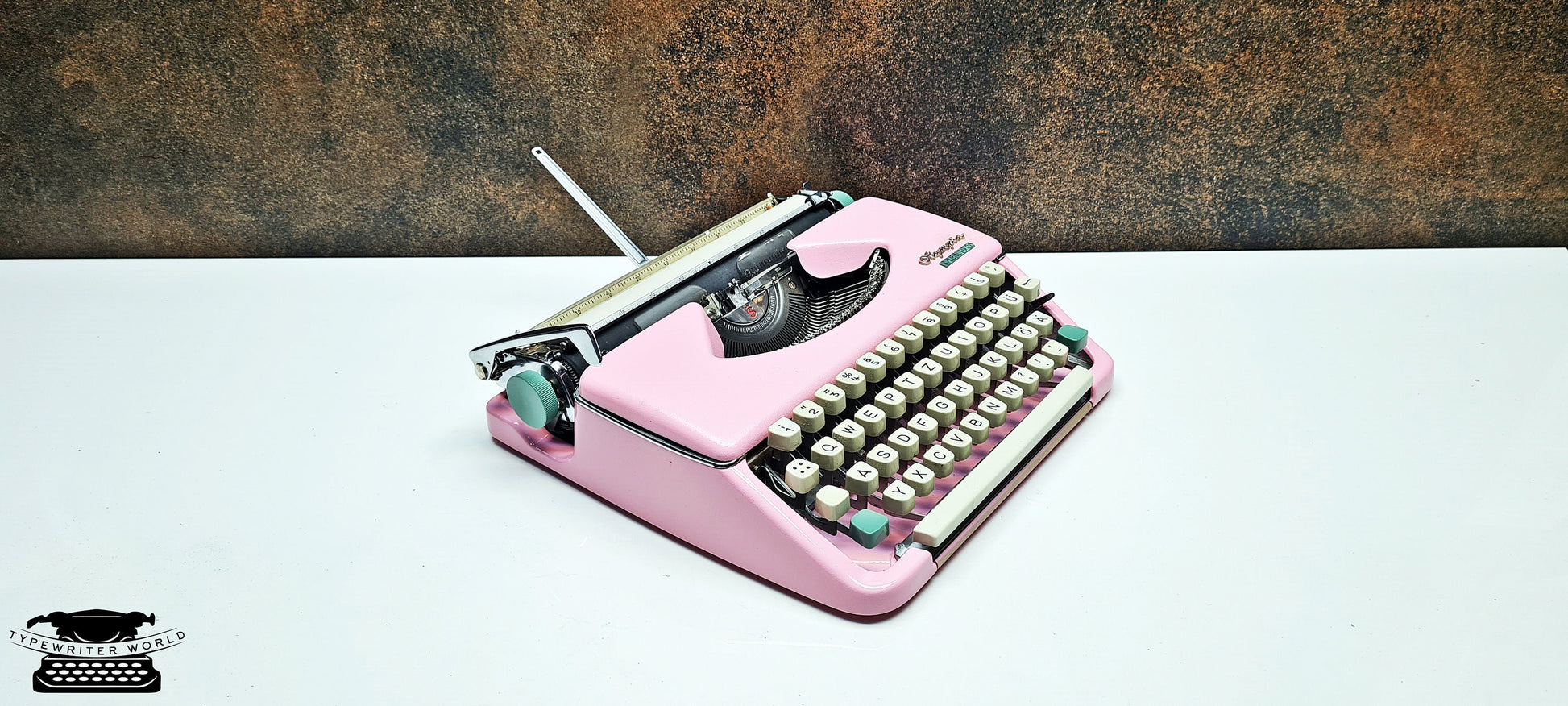 Vintage Olympia Splendid 33/66 iCE PİNK Typewriter - Retro Mechanical Collectible for Office Decor - Industrial Steampunk - Steampunk decor