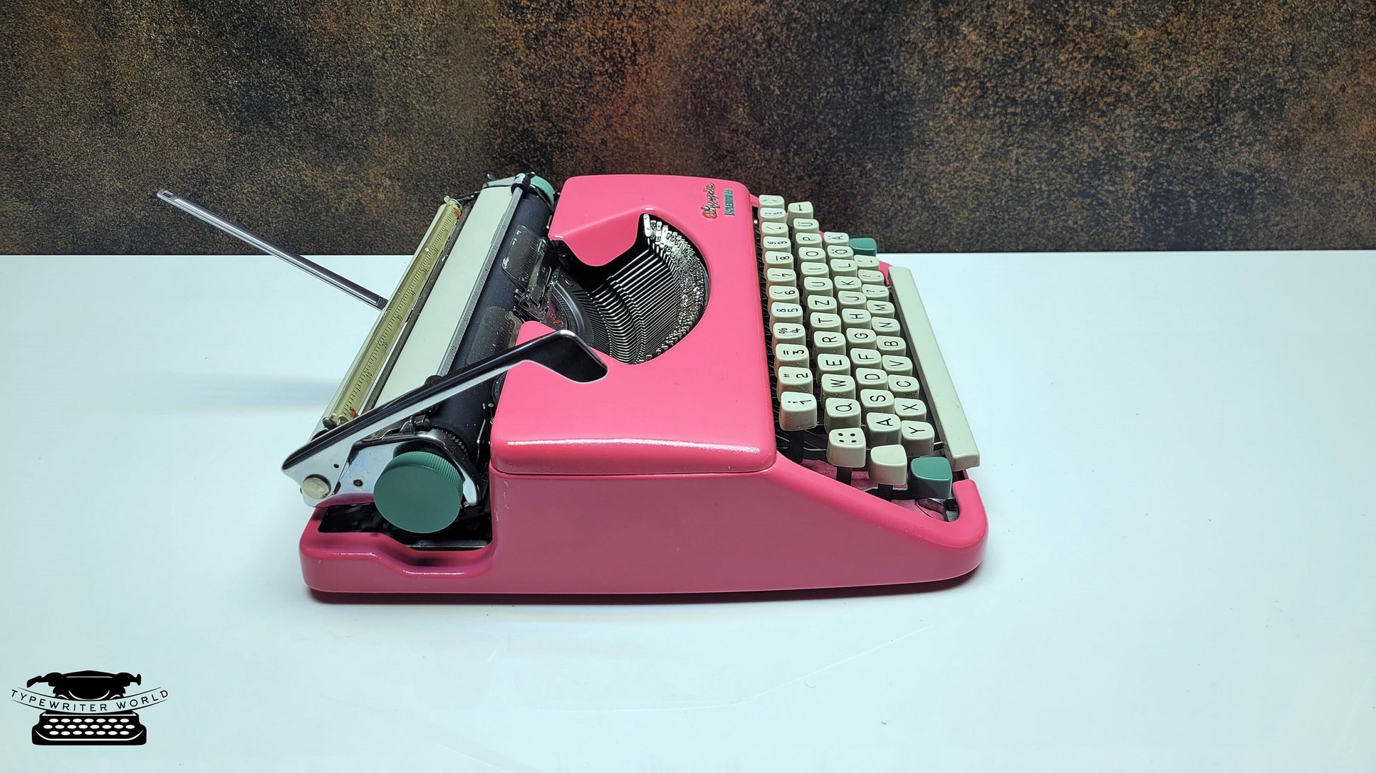 Vintage Olympia Splendid 33/66 Pink Typewriter, Retro Mechanical Collectible for Office Decor, Industrial Steampunk,Steampunk decor,Gift