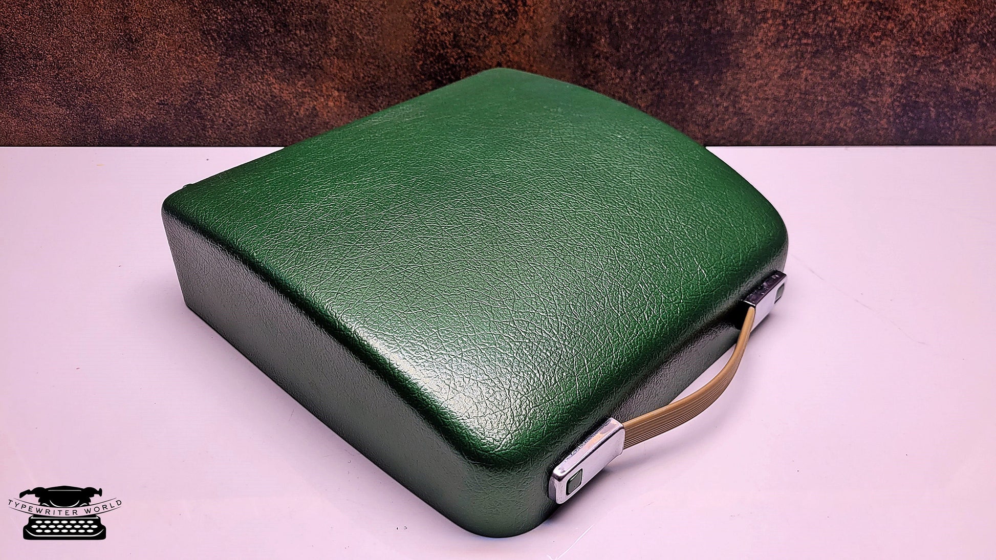 Vintage Olympia Splendid 33/66 Crystal Green Typewriter - A Classic Tool for Typing Enthusiasts and Analog Technology Fans