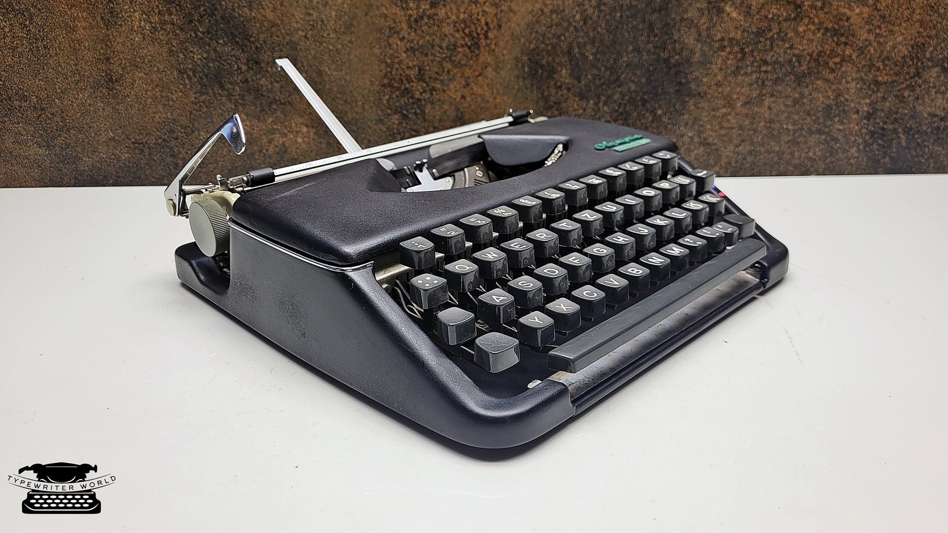 Vintage Olympia Splendid 33/66 Portable Black Typewriter with Black Keyboard - A Must-Have for Typewriter Enthusiasts and Collectors