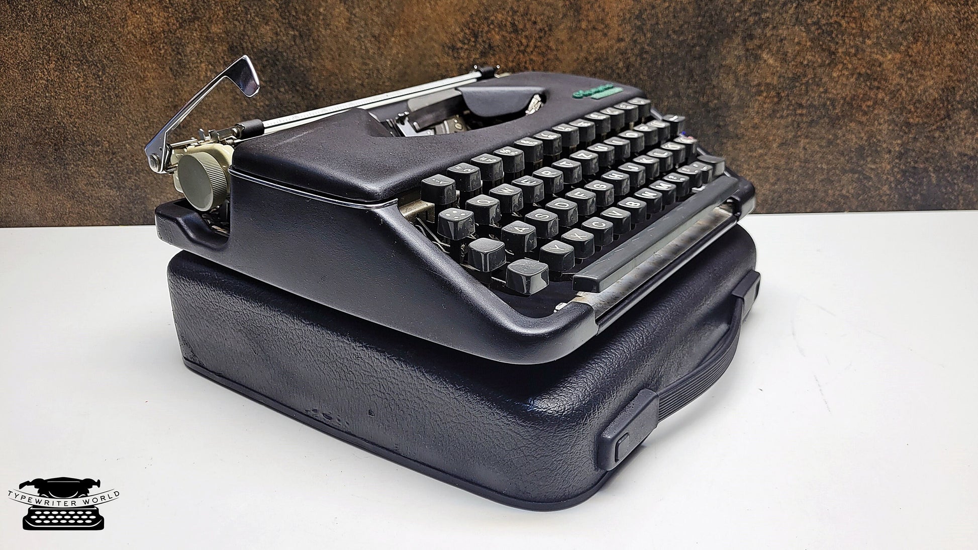 Vintage Olympia Splendid 33/66 Portable Black Typewriter with Black Keyboard - A Must-Have for Typewriter Enthusiasts and Collectors