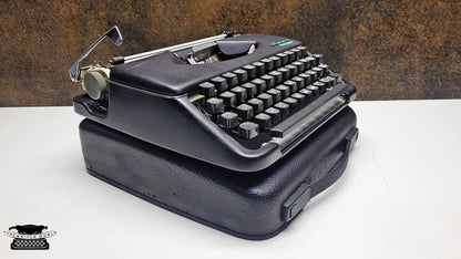 Vintage Olympia Splendid 33/66 Portable Black Typewriter with Black Keyboard - A Must-Have for Typewriter Enthusiasts and Collectors