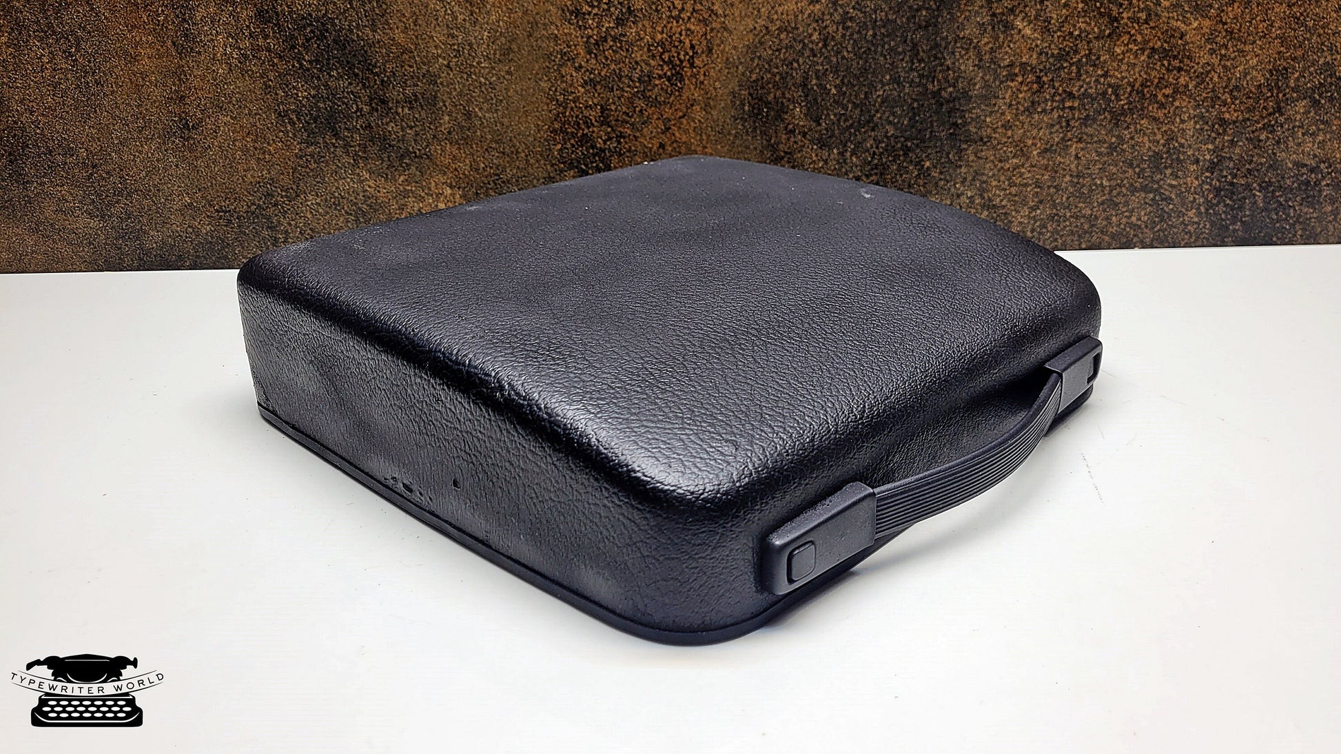Vintage Olympia Splendid 33/66 Portable Black Typewriter with Black Keyboard - A Must-Have for Typewriter Enthusiasts and Collectors