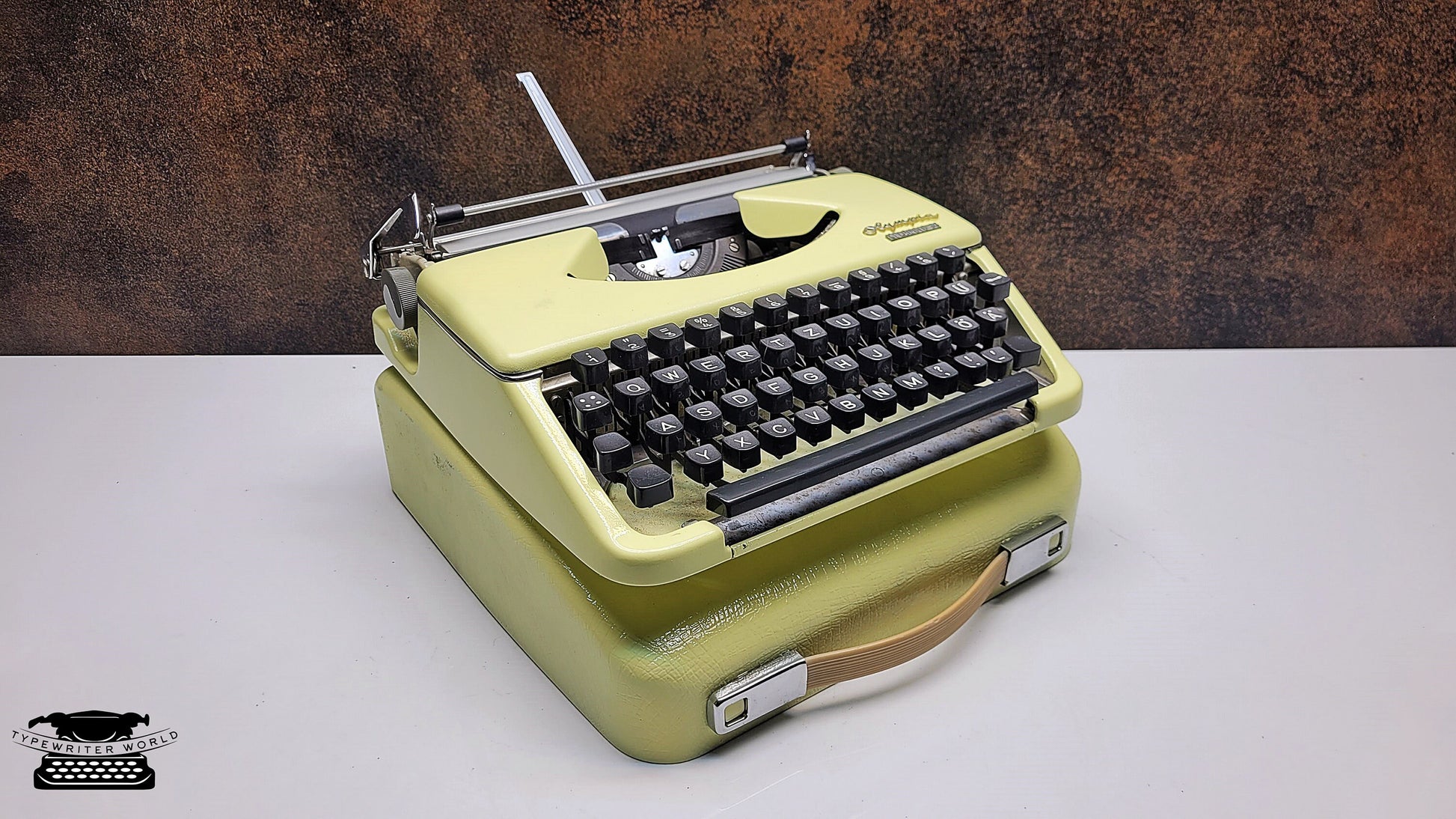Olympia Splendid 33/66 Vintage Beige Manual Typewriter with Black Keyboard - A Writing Tool for Journalists and Archivists