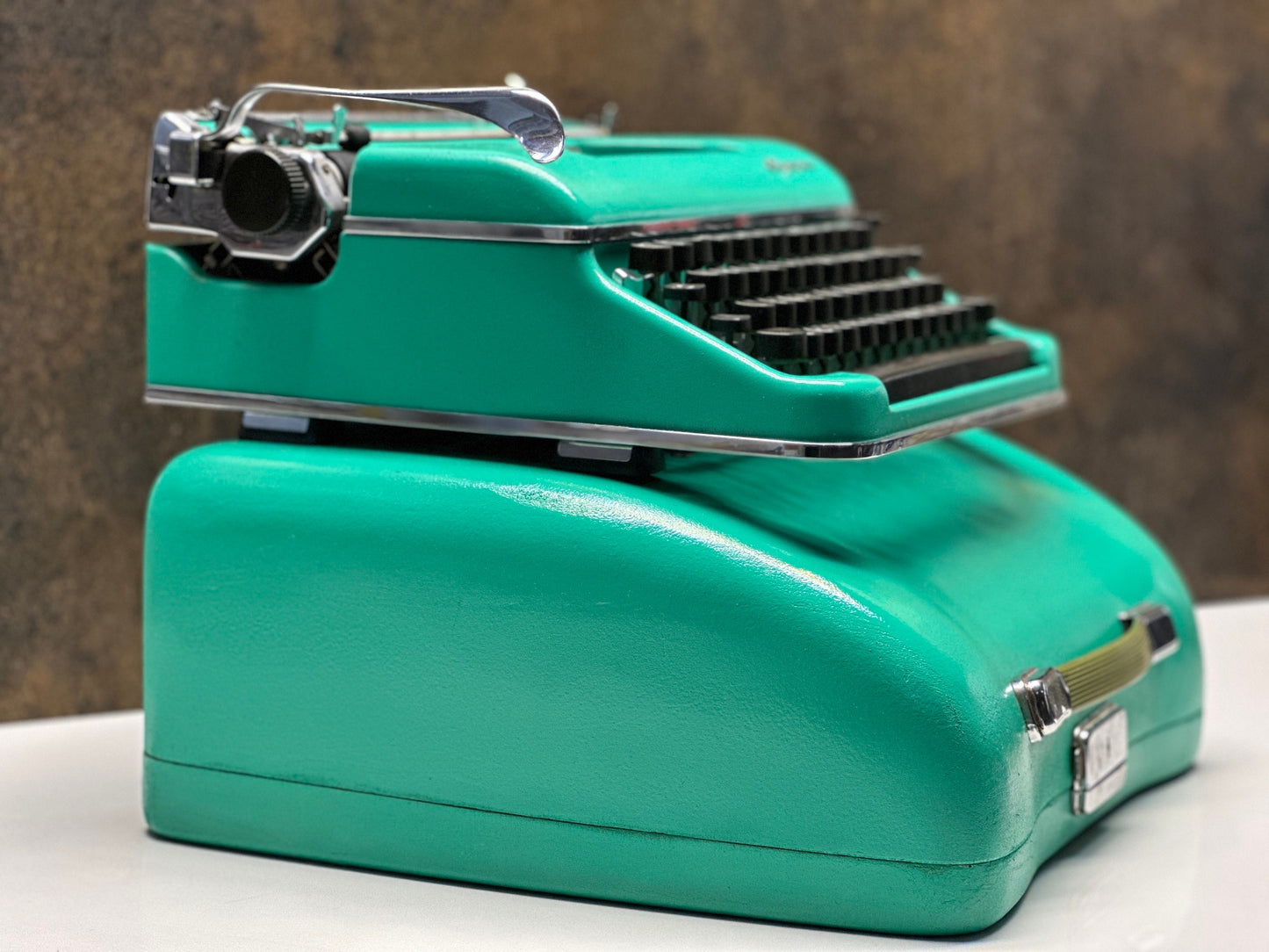 Olympia SM3 Typewriter with Case - The Ultimate Premium Gift,typewriter working