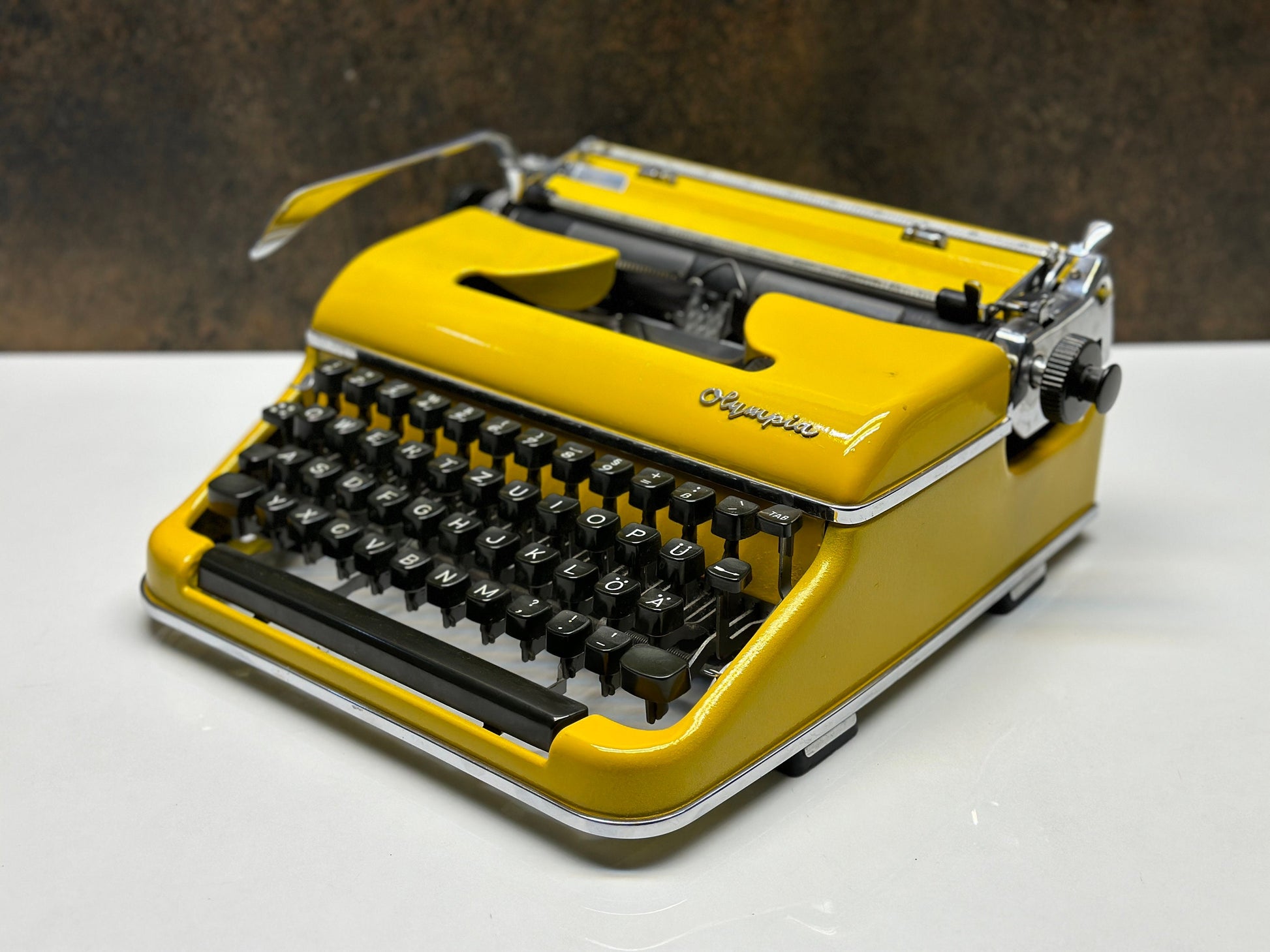 Olympia SM3 Yellow Typewriter. Typewriter, old typewriter / The Most Special Gift, Vintage,typewriter working