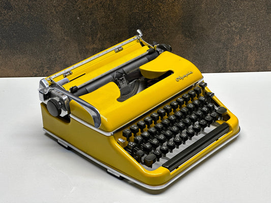Olympia SM3 Yellow Typewriter. Typewriter, old typewriter / The Most Special Gift, Vintage,typewriter working