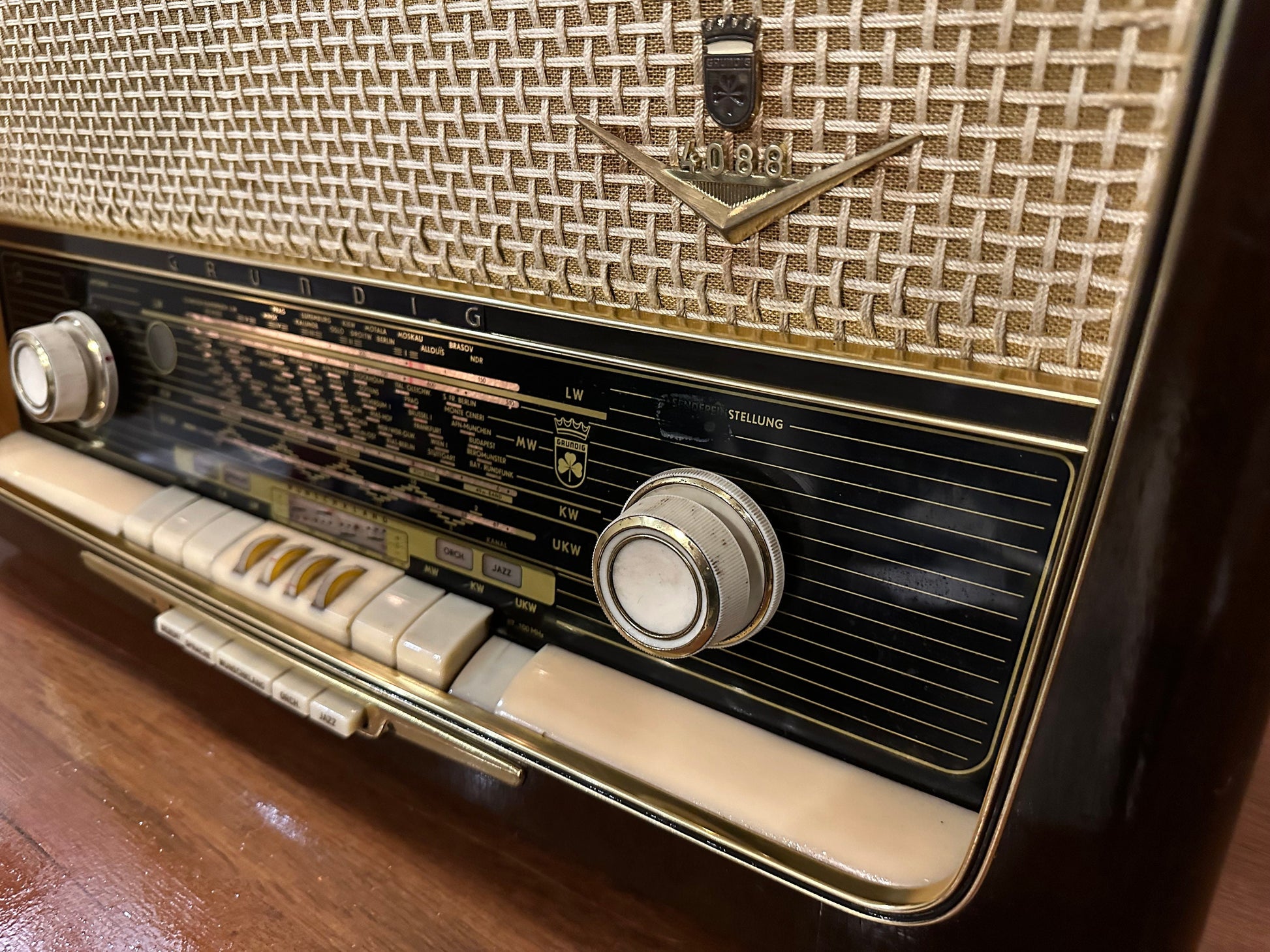 Grundig Radio - Embrace the Vintage Melodies in Style