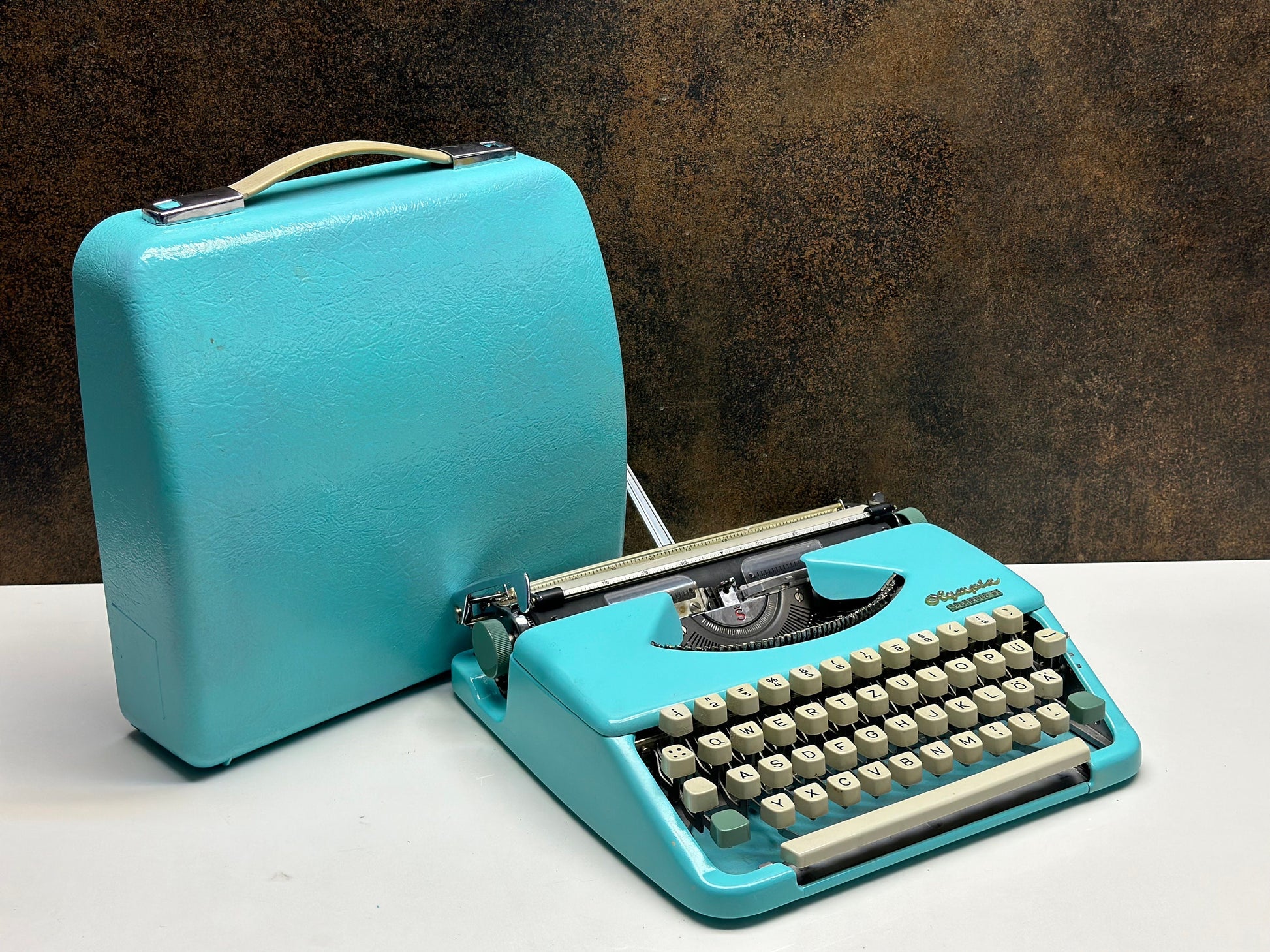 Antique Olympia Splendid 33/66 turquoise Typewriter with Matching Case and White Keys | Rare Mechanical Keyboard for Writers and Collector
