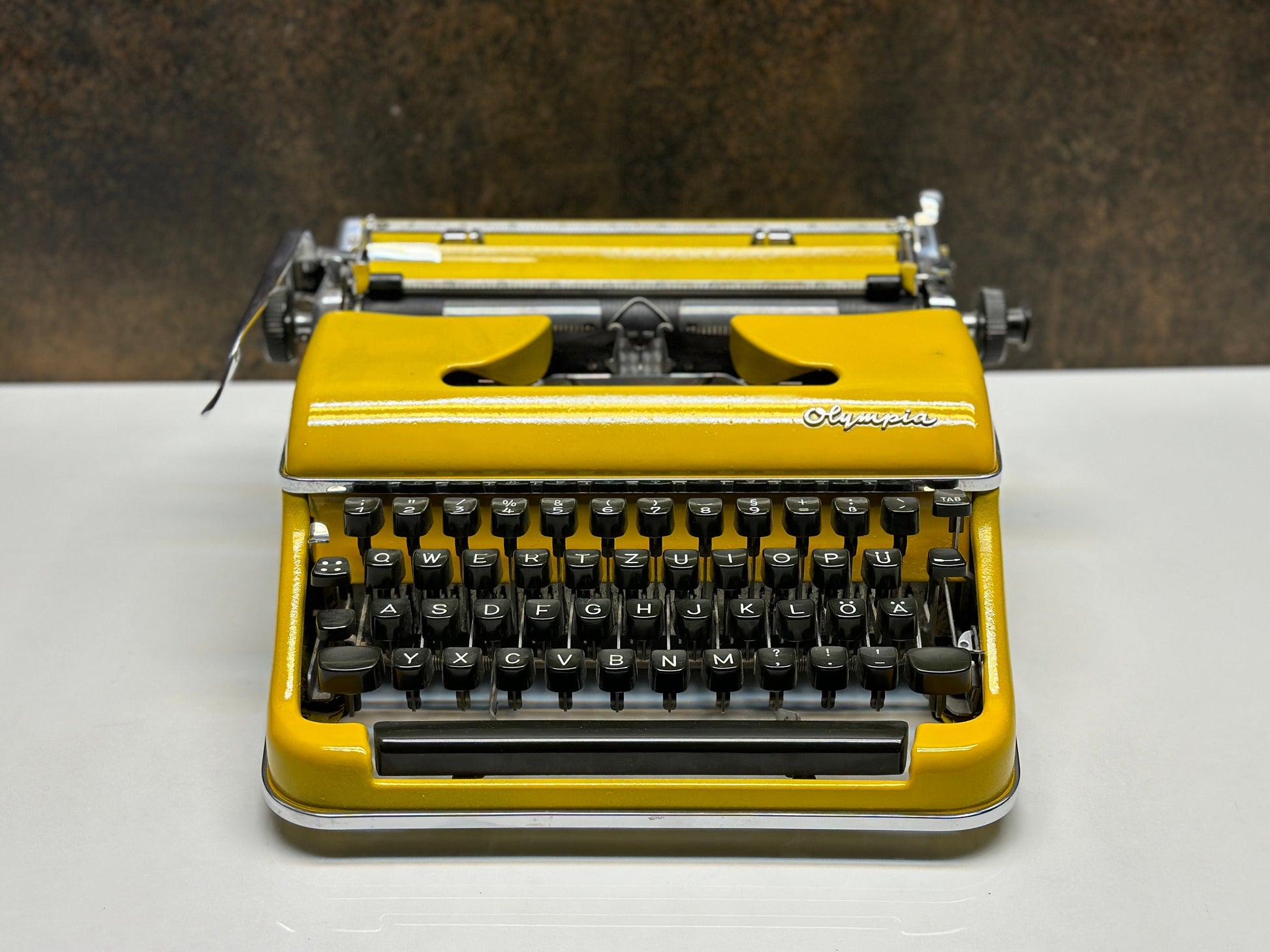 Olympia SM3 Yellow Typewriter. Typewriter, old typewriter / The Most Special Gift, Vintage,typewriter working