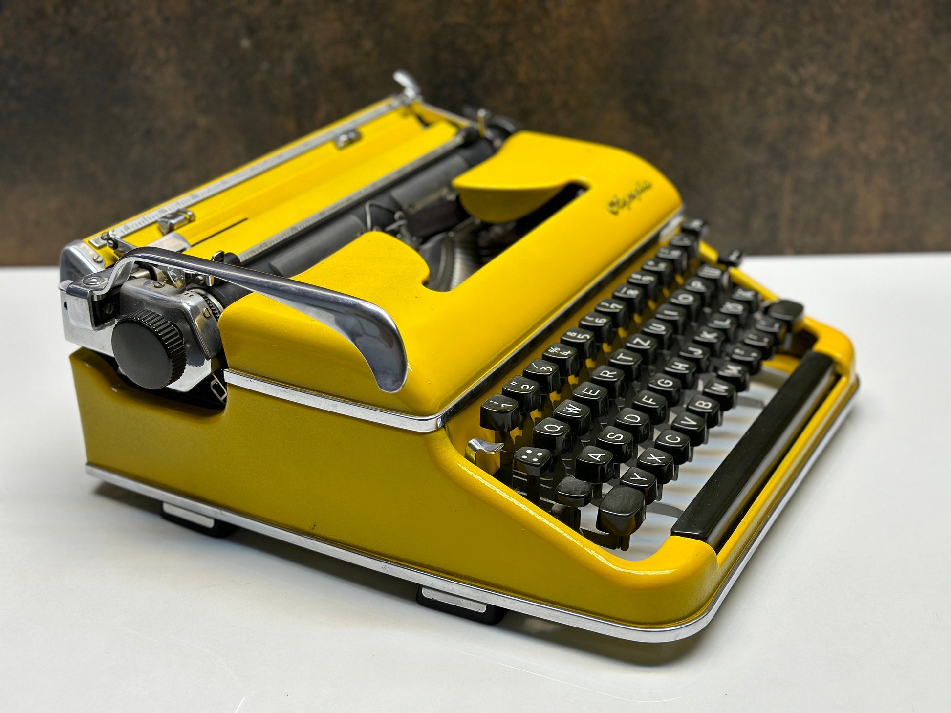 Olympia SM3 Yellow Typewriter. Typewriter, old typewriter / The Most Special Gift, Vintage,typewriter working