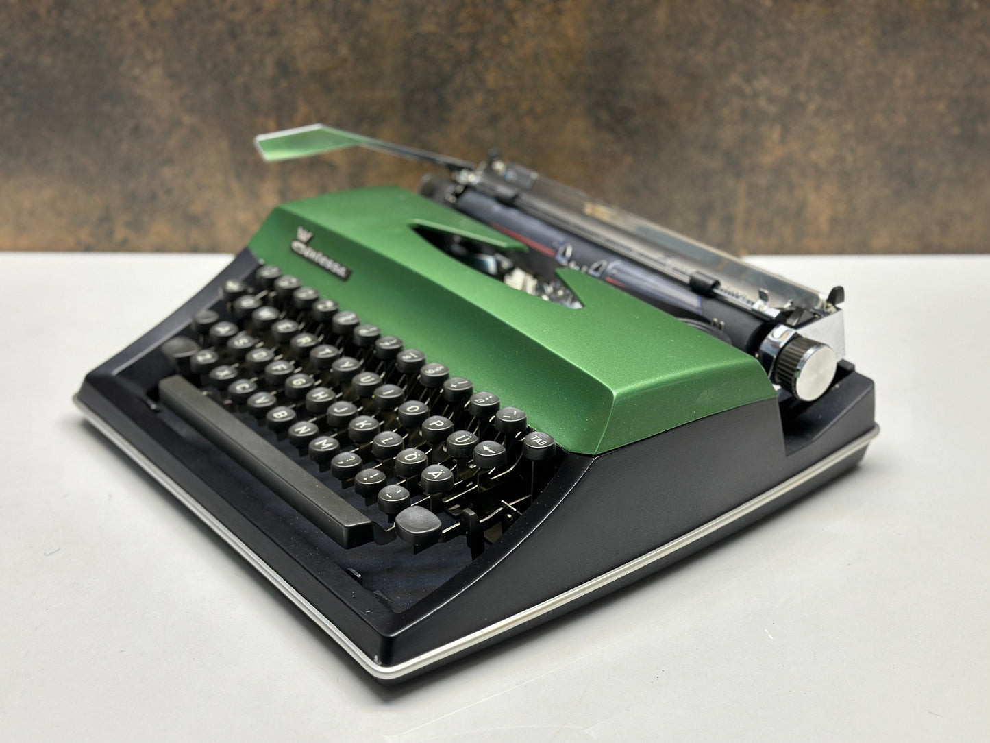Qwerty Adler Contessa Deluxe Typewriter - Retro Design - Fully Functional - Classic Office Accessory / Black Typewriter