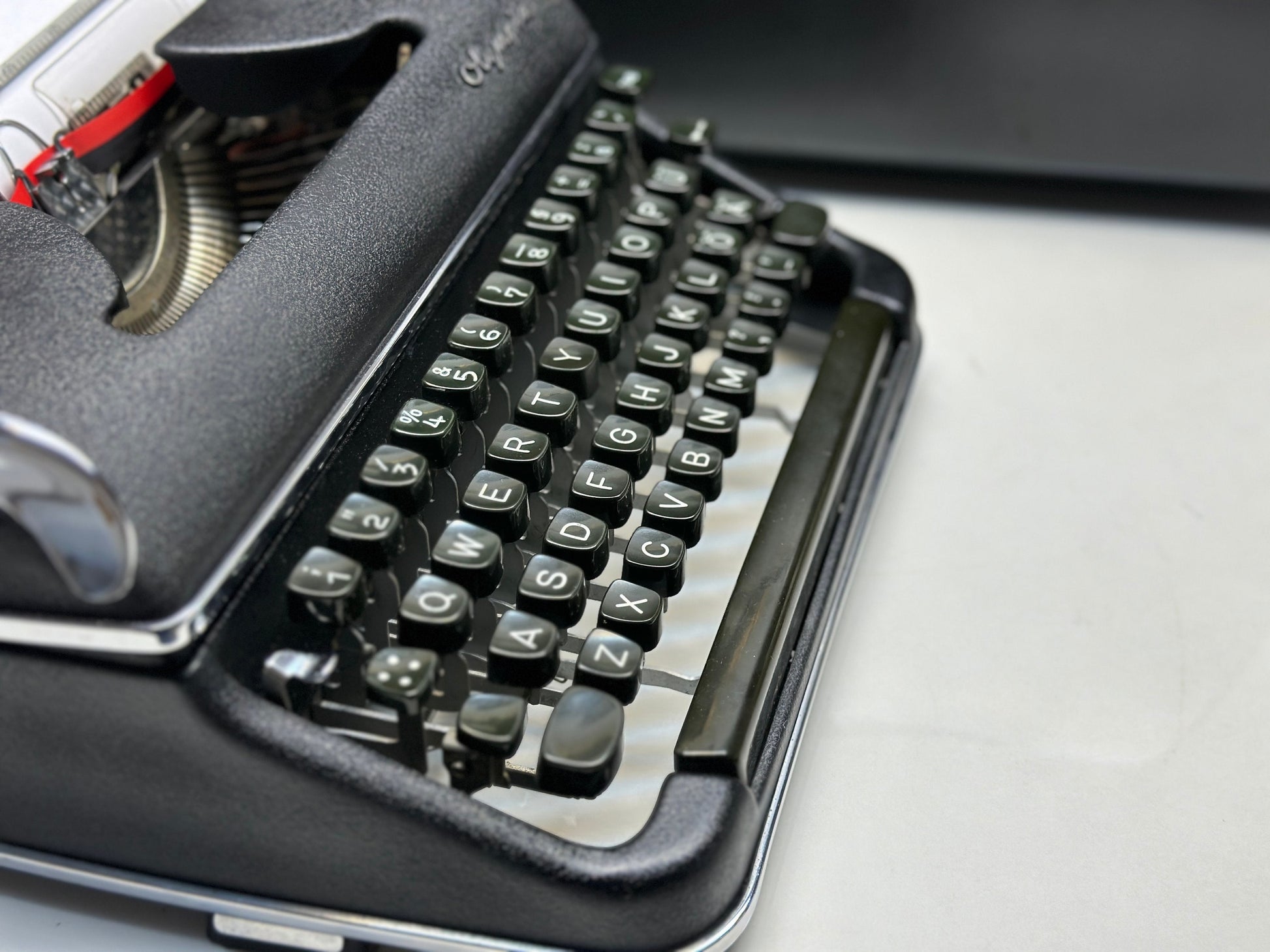 Qwerty Olympia SM3 Black Typewriter + Black Bag - Premium Gift / Typewriter World / Qwerty Typewriter, Black Typewriter