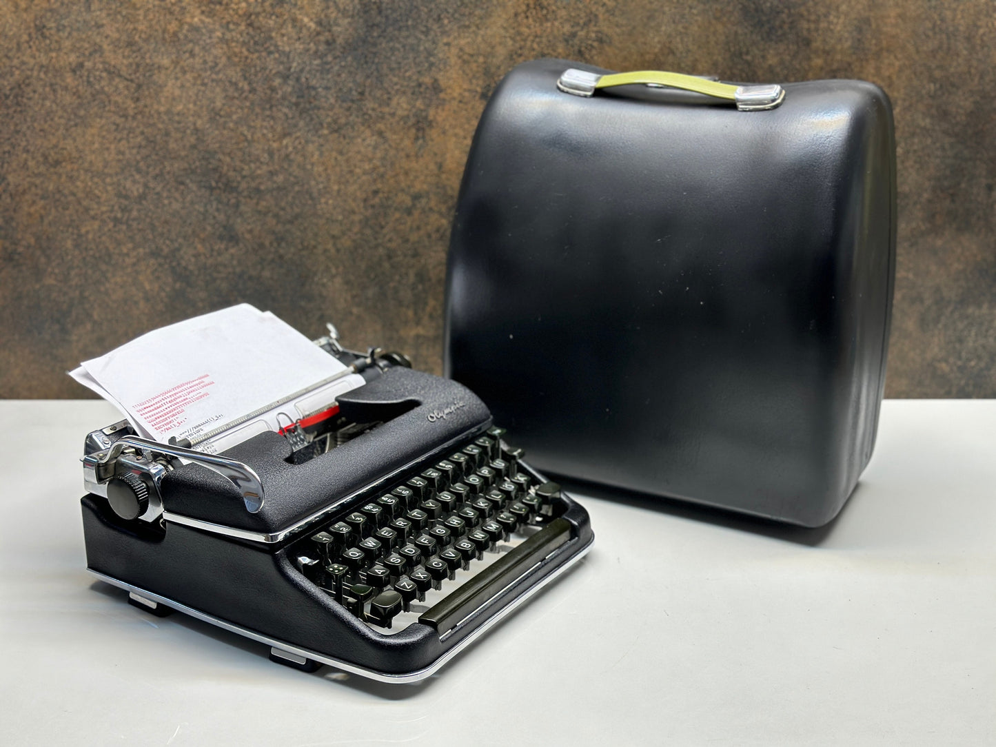 Qwerty Olympia SM3 Black Typewriter + Black Bag - Premium Gift / Typewriter World / Qwerty Typewriter, Black Typewriter