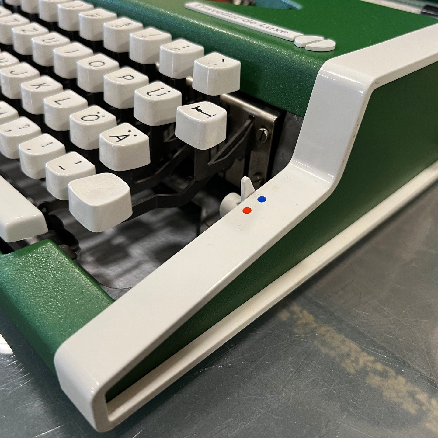 Olympia Traveller Deluxe Typewriter - Collectible White Keyboard - QWERTZ Layout - Includes Stylish Green Bag