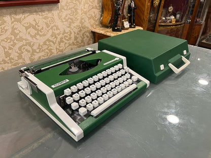 Olympia Traveller Deluxe Typewriter - Collectible White Keyboard - QWERTZ Layout - Includes Stylish Green Bag