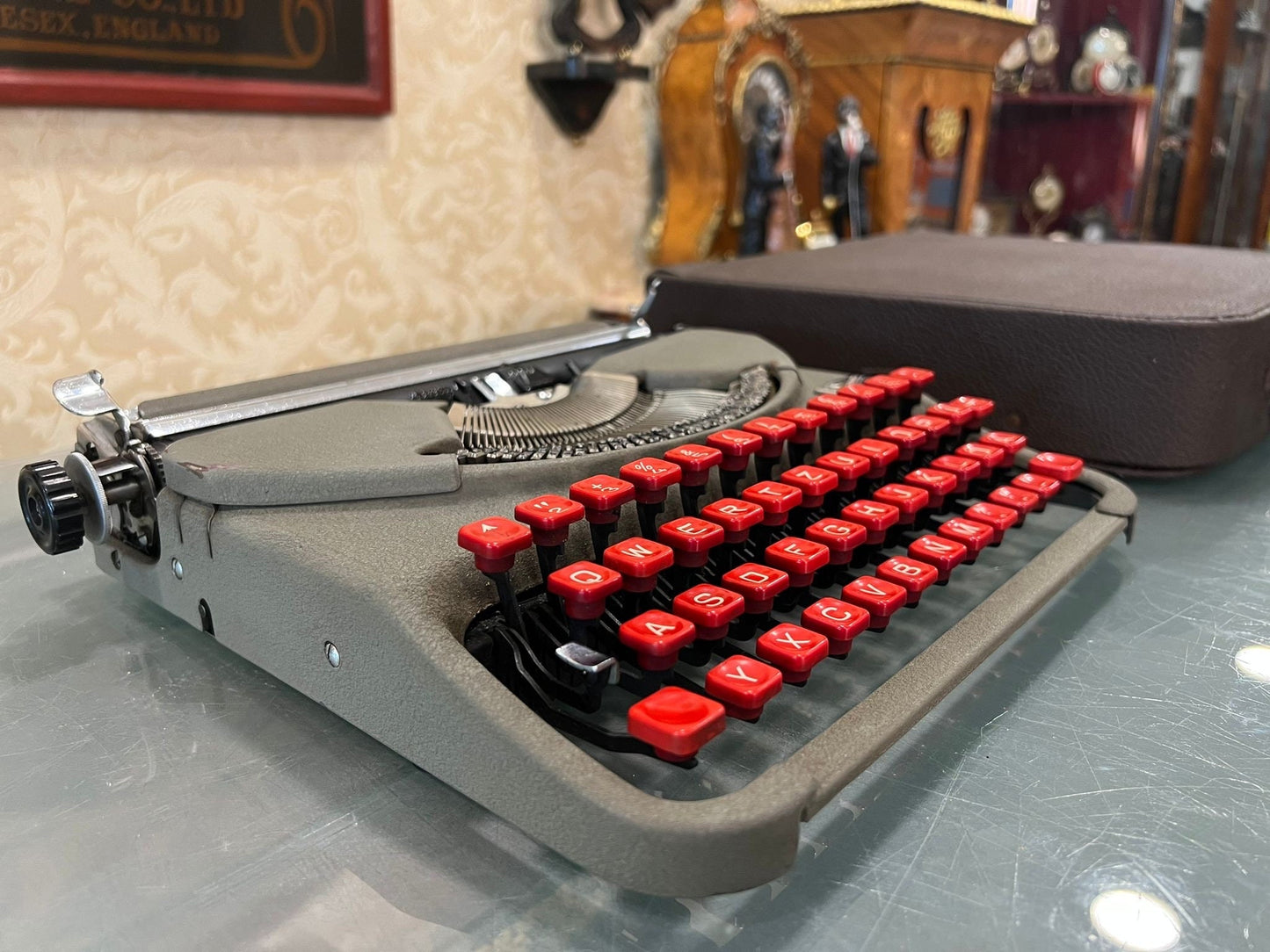 Vintage Groma Typewriter - Red Keyboard, A Timeless Classic - Slim Case,Rare Model,typewriter working