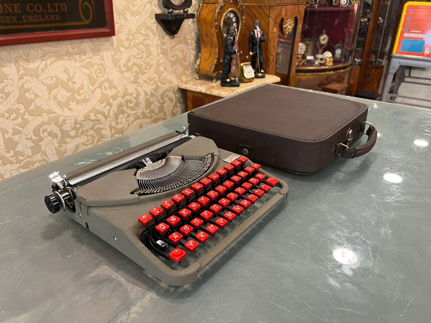 Vintage Groma Typewriter - Red Keyboard, A Timeless Classic - Slim Case,Rare Model,typewriter working