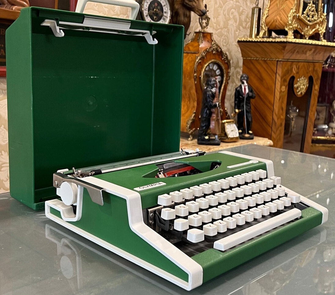 Olympia Traveller Deluxe Typewriter - Collectible White Keyboard - QWERTZ Layout - Includes Stylish Green Bag