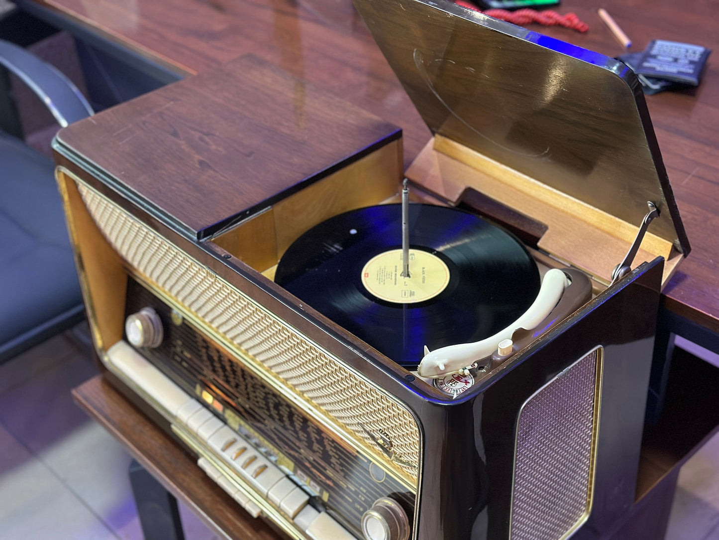 German Grundig 5089 Lamp Radio with Record Player - Vintage Audio Elegance - For Sale