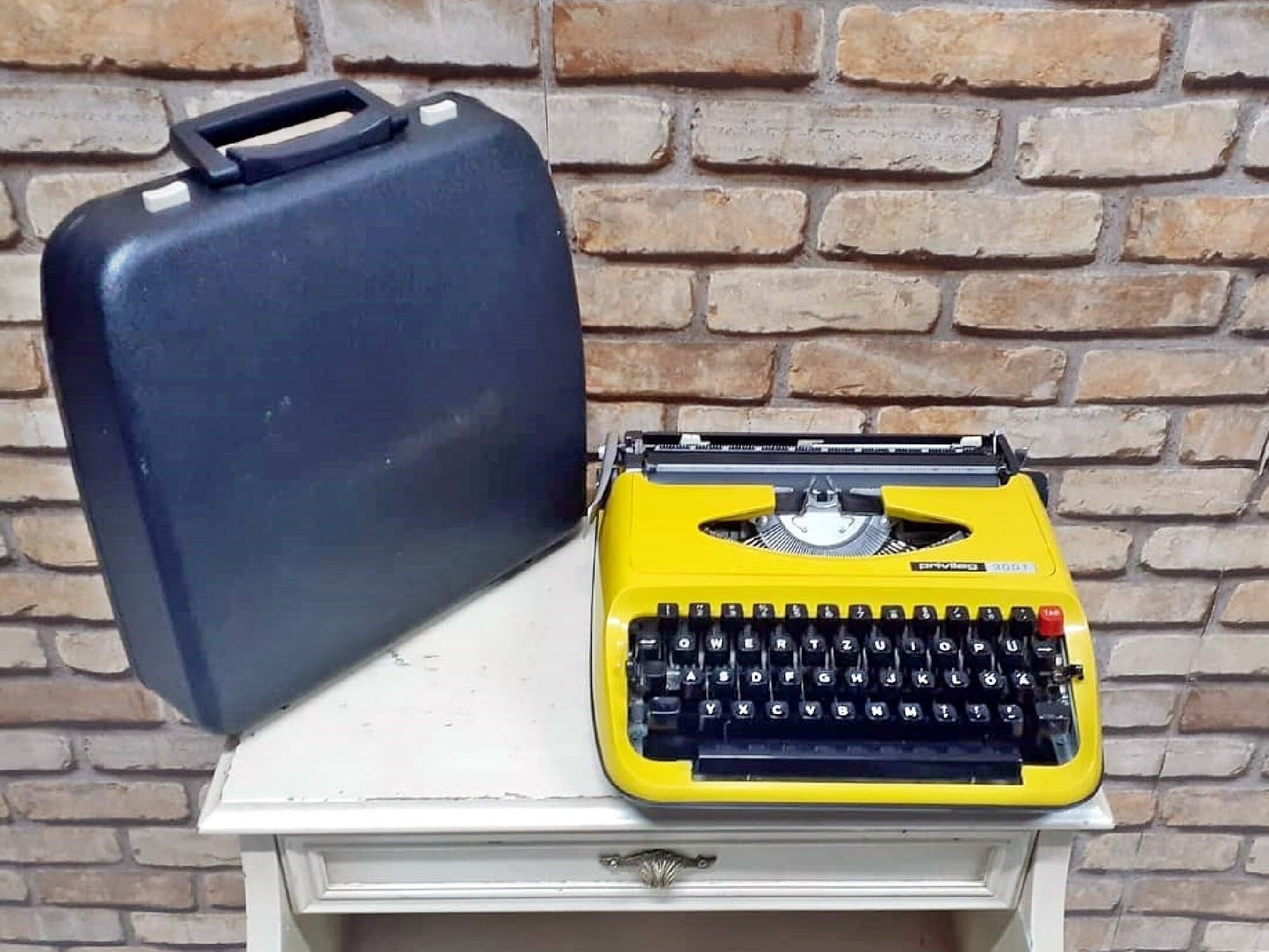 retro writing with the Privileg Typewiter typewriter yellow - a fully refurbished vintage writing machine with a matching carrying case.