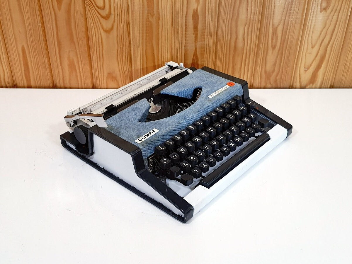 Jeans Olympia Traveller Typewriter | Old Typewriter | Antique Typewriter | Typewriter World | Working Typewriter | Vintage Typewriter