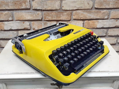 retro writing with the Privileg Typewiter typewriter yellow - a fully refurbished vintage writing machine with a matching carrying case.