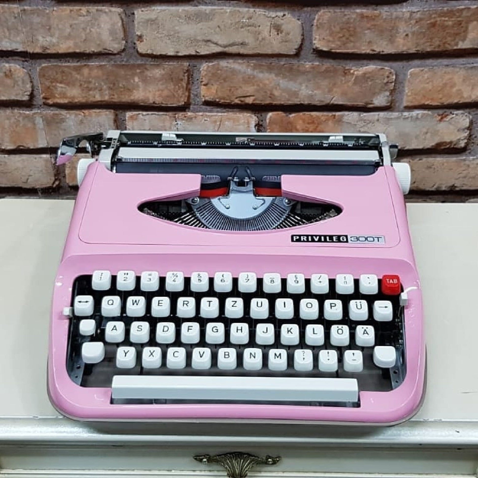 PRIVILEG 300T Typewriter,Charming Pink Hue,1960 Model,Vintage Elegance with Modern Typing Precision | Ideal for Timeless Writing Experiences